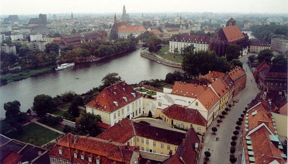 by Chepry (Andrzej Barabasz) 2002 r. Attribution-ShareAlike 2.0 in http://commons.wikimedia.org/wiki/File:Wroc%C5%82aw_panorama.jpg#filelinks 800px-Wrocław_panorama