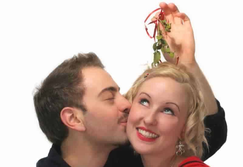 kissing-under-the-mistletoe1-min