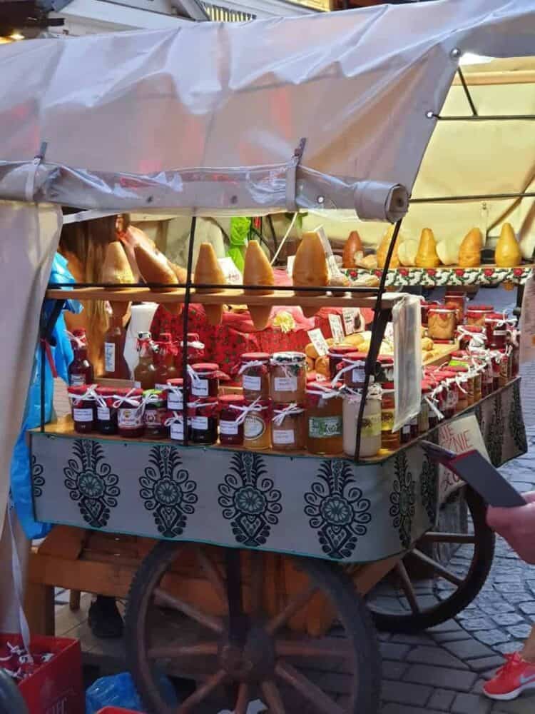 cheese-stand-zakopane-min