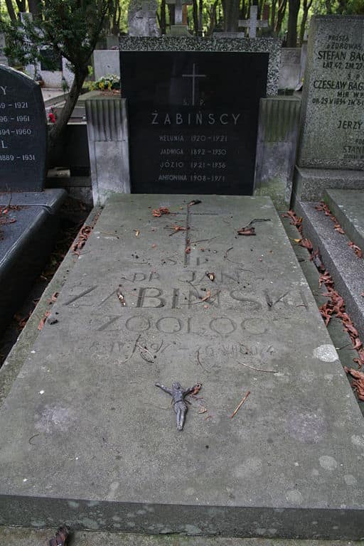 zabinski-powazki-cemetery-min